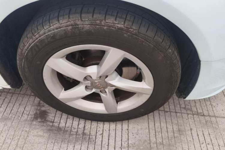 Used Audi A4L 2015 35 TFSI Automatic Standard Model Right Front Wheel Hub
