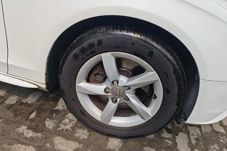Used Audi A4L 2015 35 TFSI Automatic Standard Model Right Front Wheel Hub