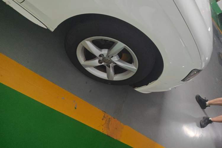Used Audi A4L 2015 35 TFSI Automatic Standard Model Right Front Wheel Hub