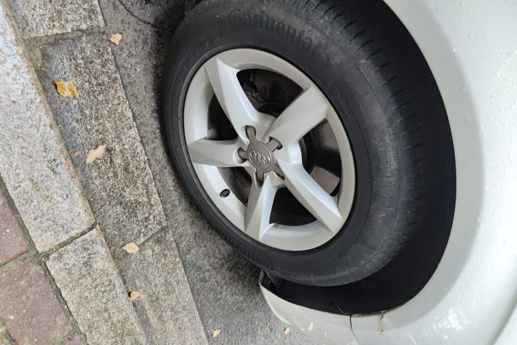 Used Audi A4L 2015 35 TFSI Automatic Standard Model Right Front Wheel Hub
