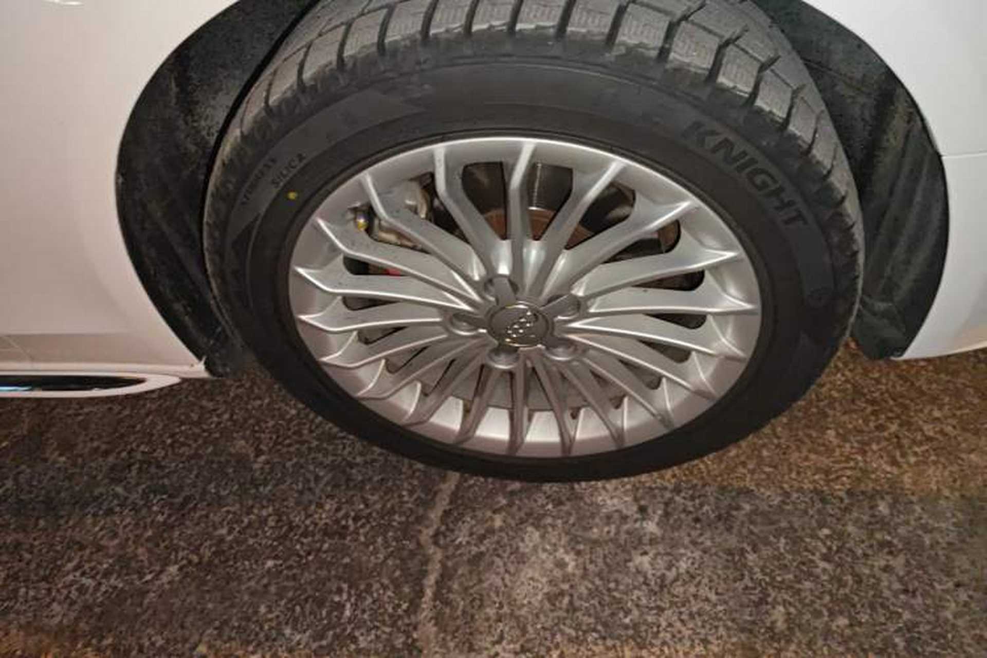 Used Audi A4L 2015 35 TFSI Automatic Comfort Model Right Front Wheel Hub