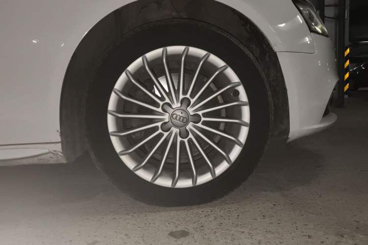 Used Audi A4L 2015 35 TFSI Automatic Comfort Model Right Front Wheel Hub