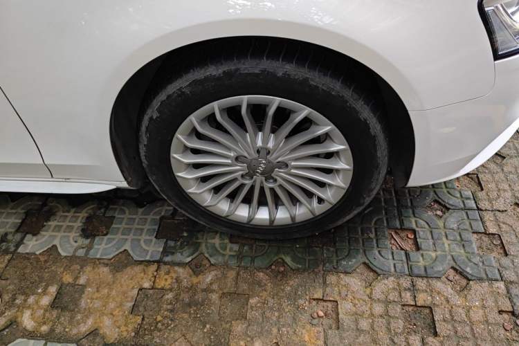 Used Audi A4L 2015 35 TFSI Automatic Comfort Model Right Front Wheel Hub