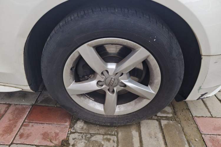 Used Audi A4L 2015 35 TFSI Automatic Standard Model Right Front Wheel Hub