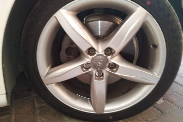 Used Audi A4L 2015 35 TFSI Automatic Standard Model Right Front Wheel Hub