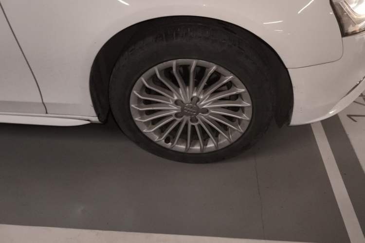 Used Audi A4L 2015 35 TFSI Automatic Comfort Model Right Front Wheel Hub