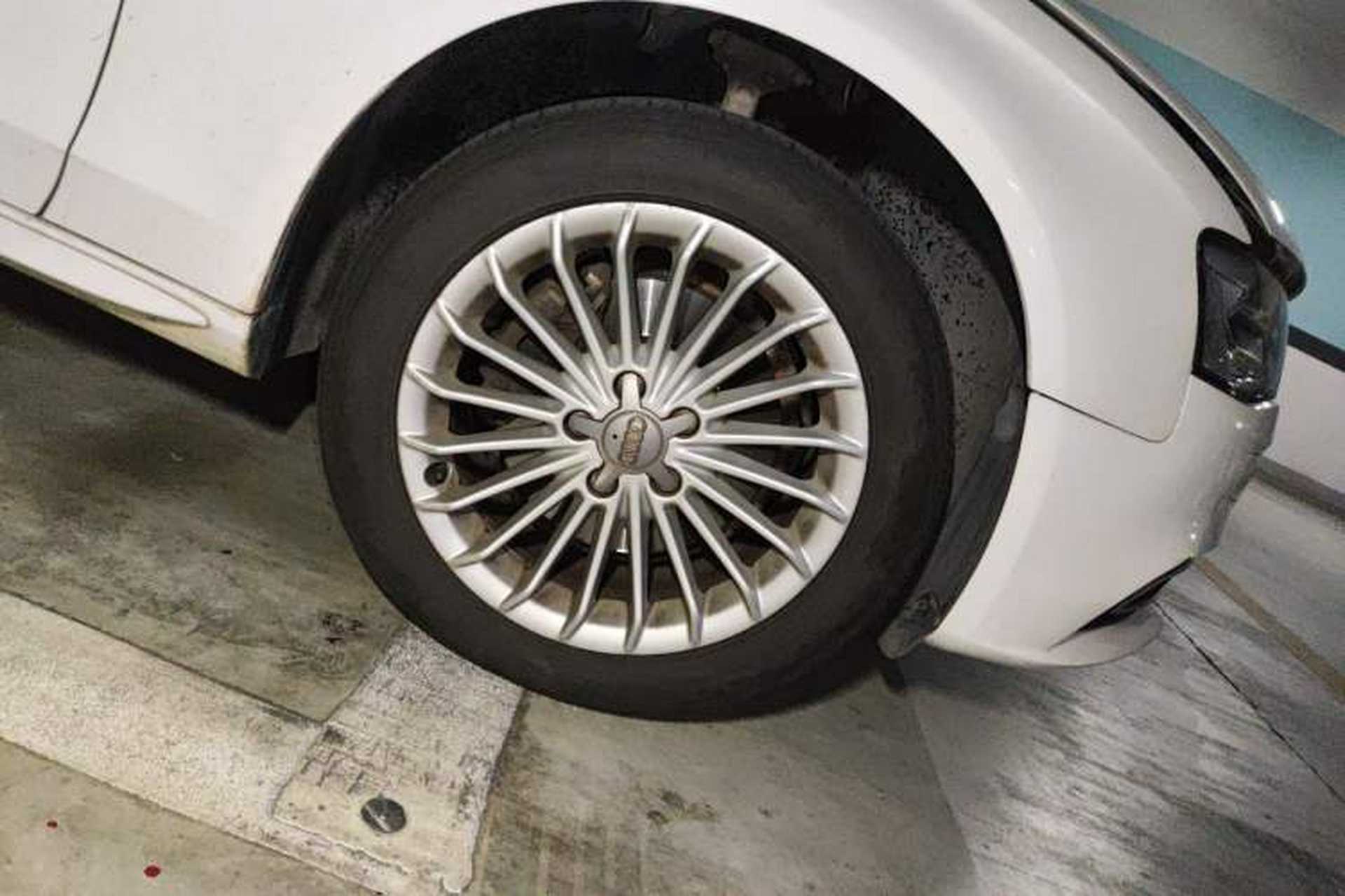 Used Audi A4L 2015 35 TFSI Automatic Comfort Model Right Front Wheel Hub