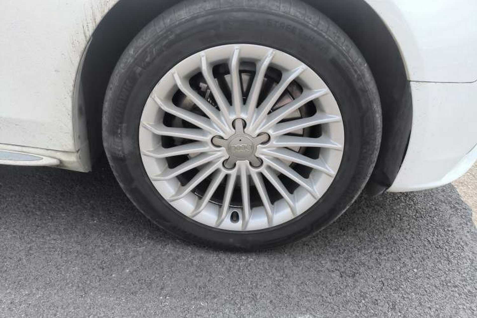 Used Audi A4L 2015 35 TFSI Automatic Comfort Model Right Front Wheel Hub