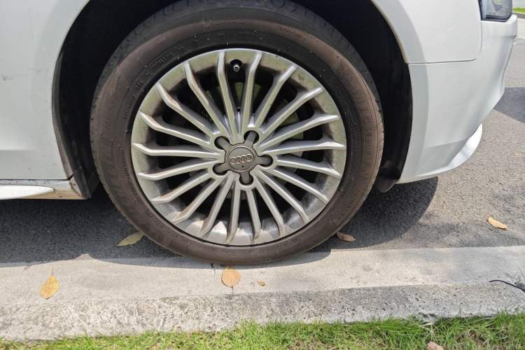 Used Audi A4L 2015 35 TFSI Millionth Anniversary Comfort Edition Right Front Wheel Hub