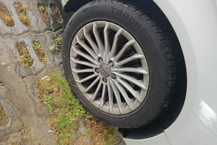 Used Audi A4L 2015 35 TFSI Automatic Comfort Model Right Front Wheel Hub