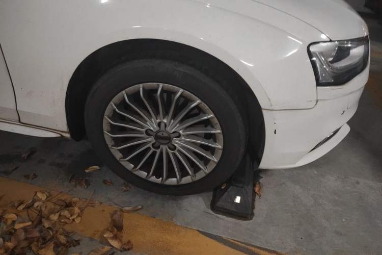 Used Audi A4L 2015 35 TFSI Automatic Comfort Model Right Front Wheel Hub