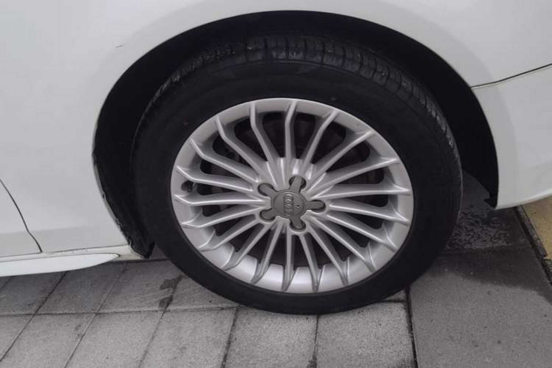 Used Audi A4L 2015 35 TFSI Automatic Comfort Model Right Front Wheel Hub