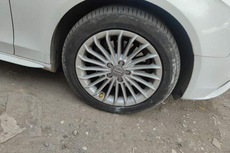 Used Audi A4L 2015 35 TFSI Automatic Comfort Model Right Front Wheel Hub