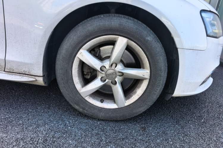 Used Audi A4L 2015 35 TFSI Automatic Standard Model Right Front Wheel Hub
