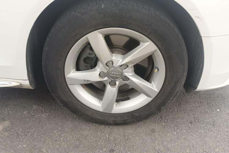 Used Audi A4L 2015 35 TFSI Automatic Standard Model Right Front Wheel Hub