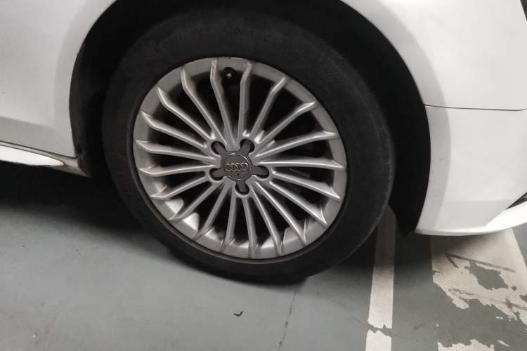 Used Audi A4L 2015 35 TFSI Automatic Comfort Model Right Front Wheel Hub