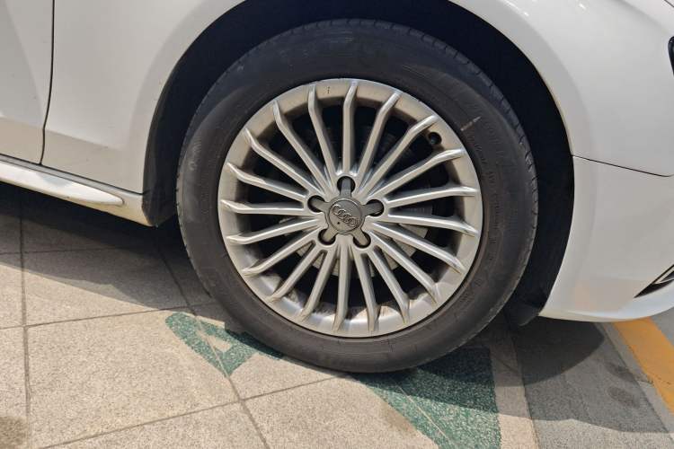 Used Audi A4L 2015 35 TFSI Automatic Comfort Model Right Front Wheel Hub