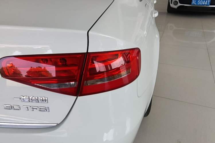 Used Audi A4L 2015 30 TFSI Automatic Comfort Model Right Rear Taillight
