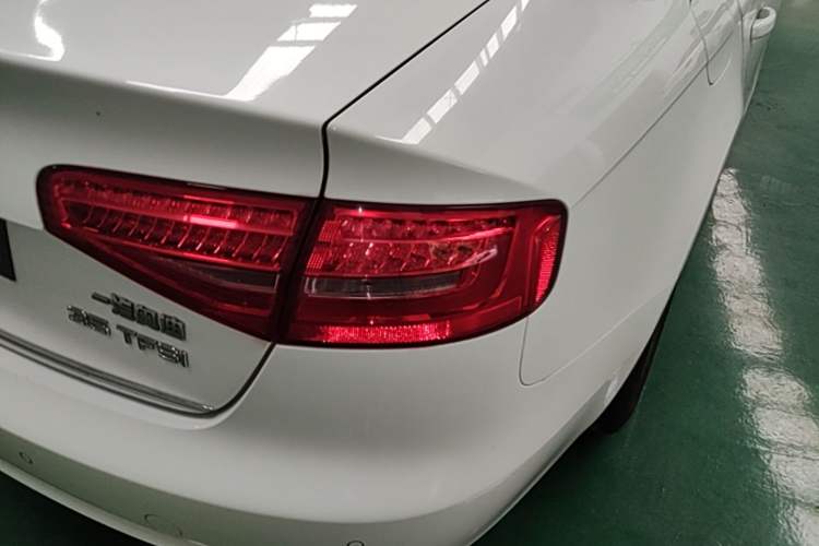 Used Audi A4L 2015 35 TFSI Automatic Standard Model Right Rear Taillight