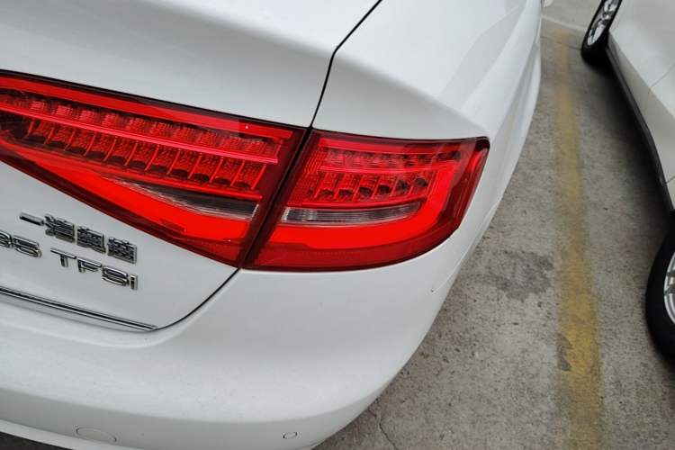 Used Audi A4L 2015 35 TFSI Automatic Comfort Model Right Rear Taillight