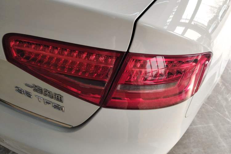 Used Audi A4L 2015 35 TFSI Automatic Standard Model Right Rear Taillight