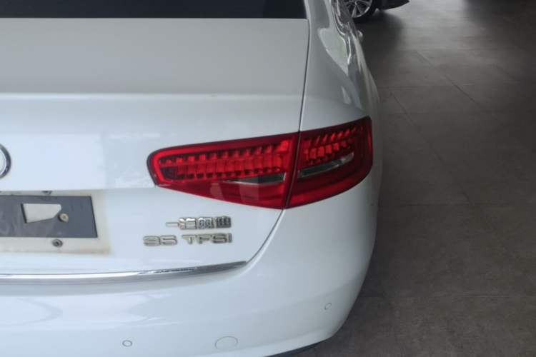 Used Audi A4L 2015 35 TFSI Automatic Standard Model Right Rear Taillight