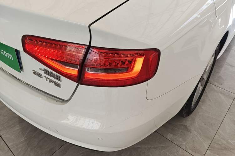 Used Audi A4L 2015 35 TFSI Automatic Standard Model Right Rear Taillight