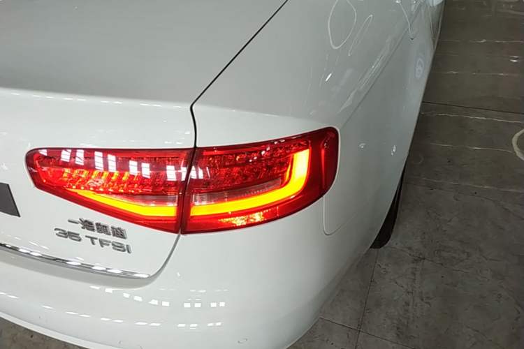 Used Audi A4L 2015 35 TFSI Automatic Standard Model Right Rear Taillight
