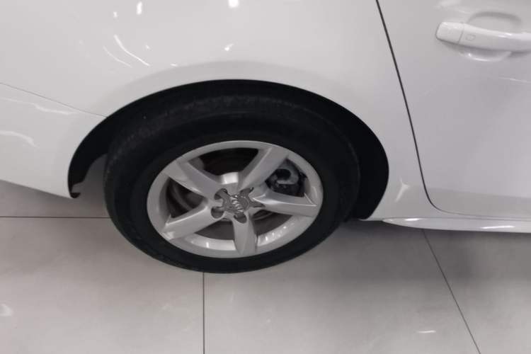 Used Audi A4L 2015 35 TFSI Automatic Standard Model Right Rear Wheel Hub