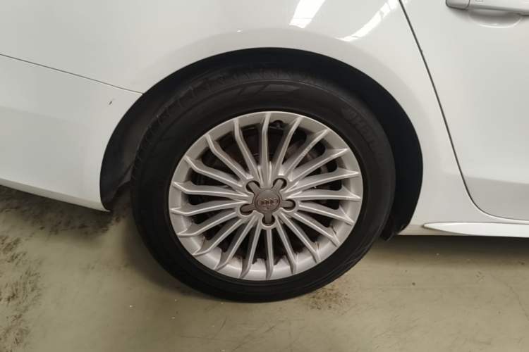 Used Audi A4L 2015 35 TFSI Automatic Comfort Model Right Rear Wheel Hub