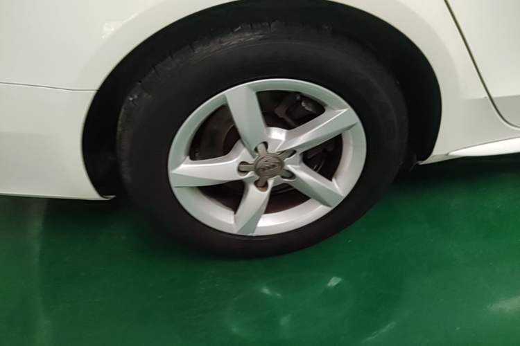 Used Audi A4L 2015 35 TFSI Automatic Standard Model Right Rear Wheel Hub