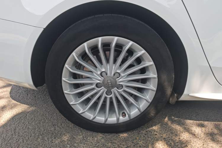 Used Audi A4L 2015 35 TFSI Automatic Standard Model Right Rear Wheel Hub