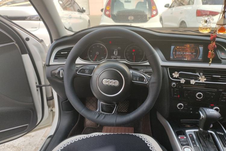 Used Audi A4L 2015 35 TFSI Automatic Standard Model Steering Wheel