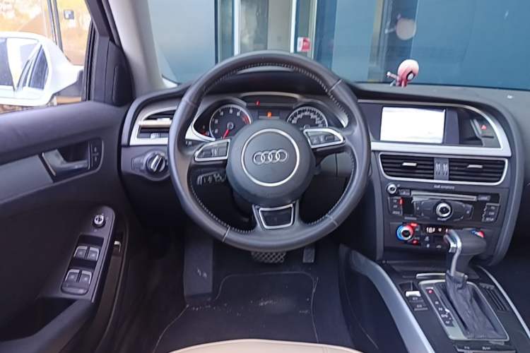 Used Audi A4L 2015 35 TFSI Automatic Standard Model Steering Wheel