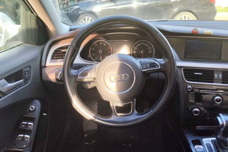 Used Audi A4L 2015 35 TFSI Automatic Comfort Model Steering Wheel