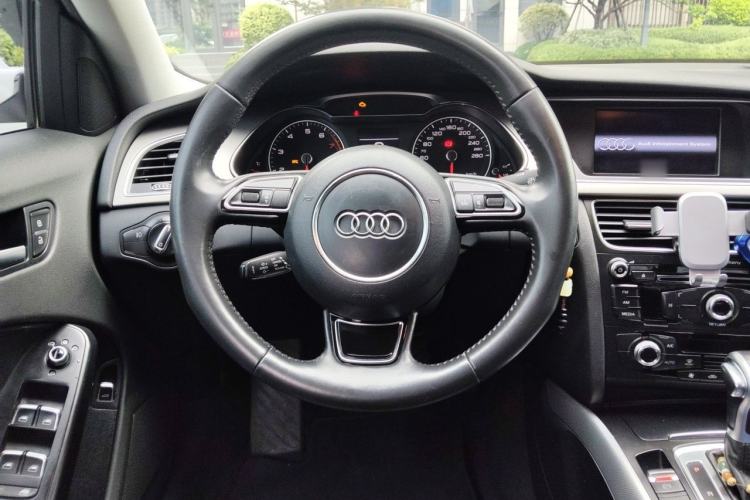 Used Audi A4L 2015 35 TFSI Automatic Standard Model Steering Wheel