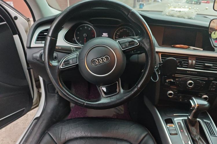 Used Audi A4L 2015 35 TFSI Automatic Standard Model Steering Wheel