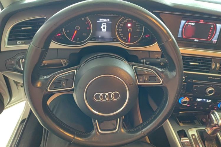 Used Audi A4L 2015 35 TFSI Automatic Standard Model Steering Wheel