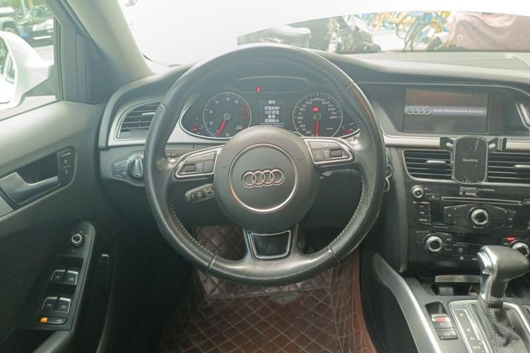 Used Audi A4L 2015 35 TFSI Automatic Standard Model Steering Wheel