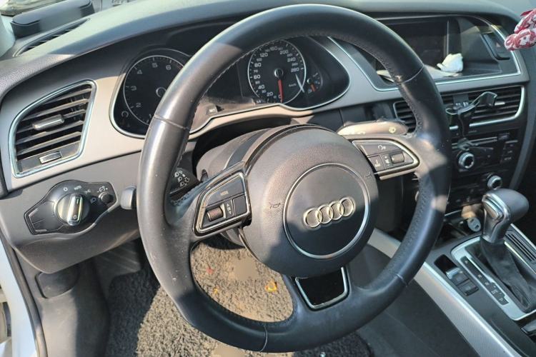 Used Audi A4L 2015 35 TFSI Automatic Standard Model Steering Wheel
