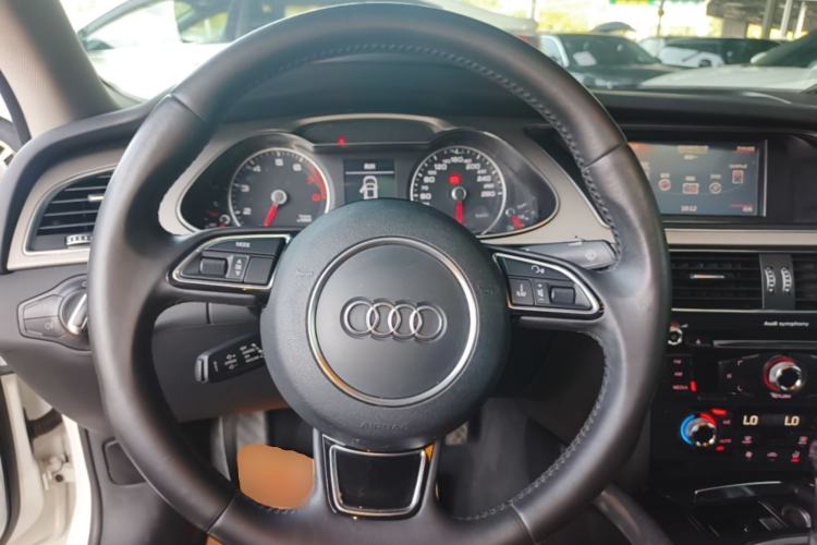 Used Audi A4L 2015 35 TFSI Automatic Standard Model Steering Wheel