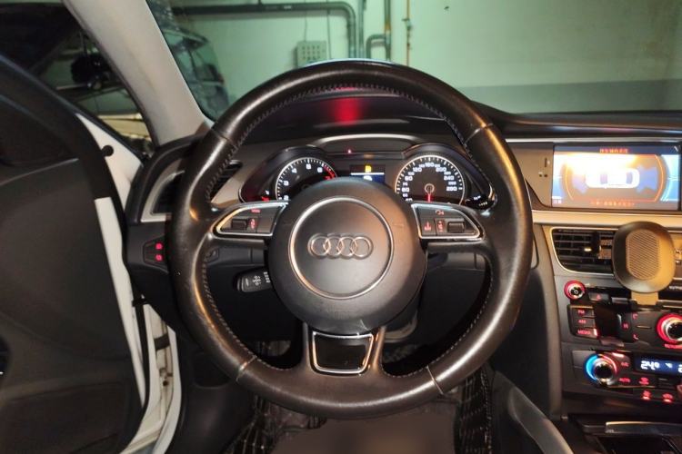 Used Audi A4L 2015 35 TFSI Automatic Standard Model Steering Wheel