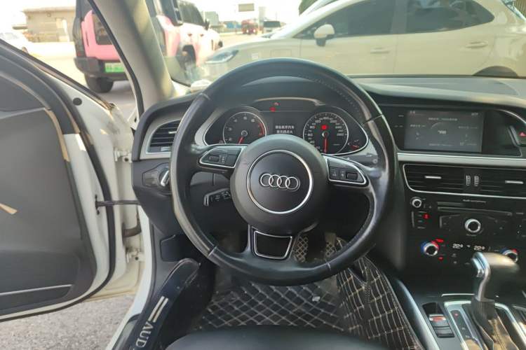 Used Audi A4L 2015 35 TFSI Automatic Standard Model Steering Wheel