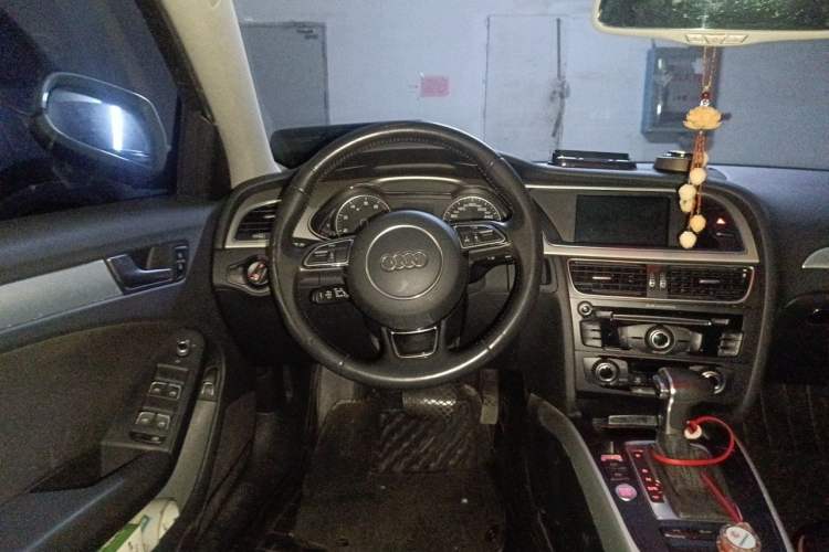 Used Audi A4L 2015 35 TFSI Automatic Comfort Model Steering Wheel