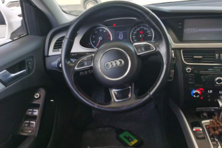 Used Audi A4L 2015 35 TFSI Automatic Standard Model Steering Wheel