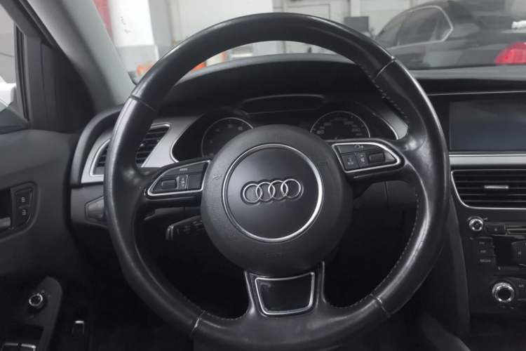 Used Audi A4L 2015 35 TFSI Automatic Standard Model Steering Wheel