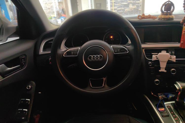 Used Audi A4L 2015 35 TFSI Automatic Standard Model Steering Wheel