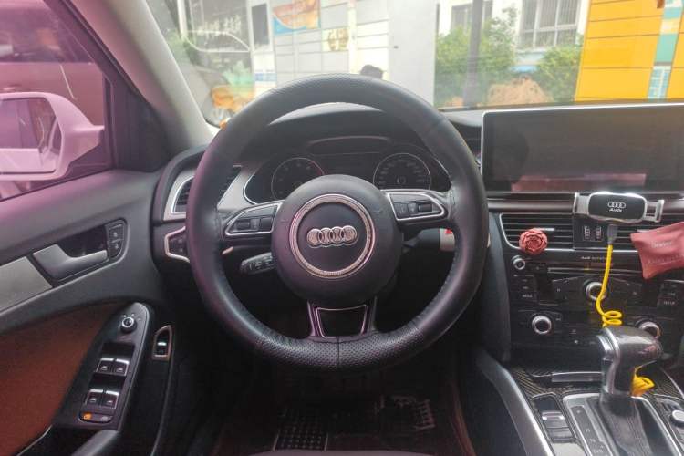 Used Audi A4L 2015 35 TFSI Automatic Standard Model Steering Wheel