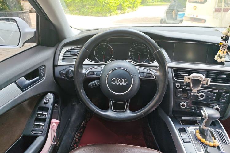 Used Audi A4L 2015 35 TFSI Automatic Standard Model Steering Wheel