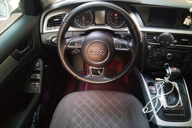 Used Audi A4L 2015 35 TFSI Automatic Standard Model Steering Wheel